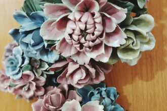 Comment choisir une plaque funéraire décorative avec fleurs en céramique ?