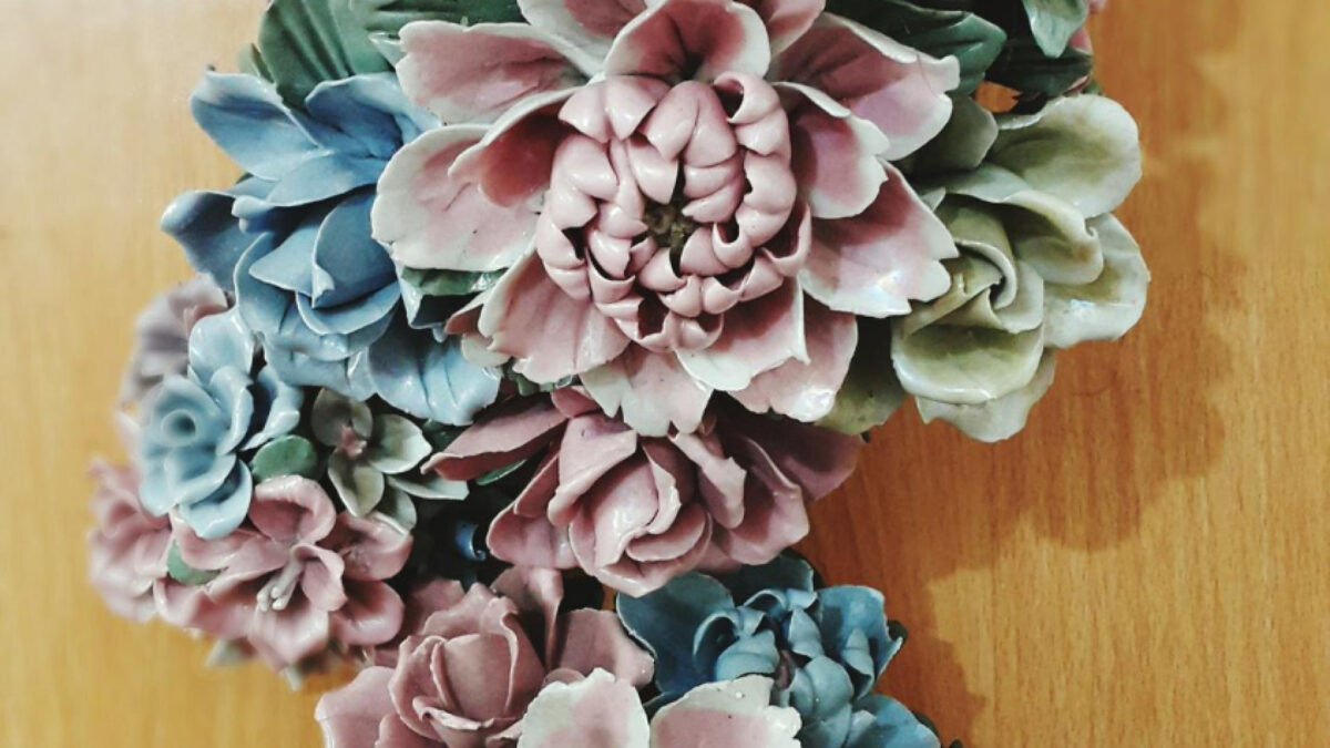 Comment choisir une plaque funéraire décorative avec fleurs en céramique ?