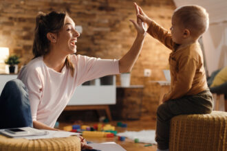 Garde d'enfant à Paris : combien peut-on récupérer grâce au crédit d'impôt ?