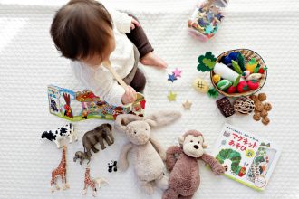 Garde d'enfants à Paris : tarifs, aides et bons réflexes pour les parents en 2026
