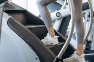 La machine escalier : l'équipement incontournable pour booster votre salle de sport