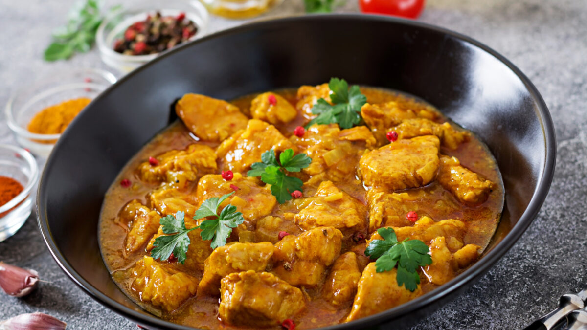 Sauté de porc au curry et coco : une recette familiale à partager !